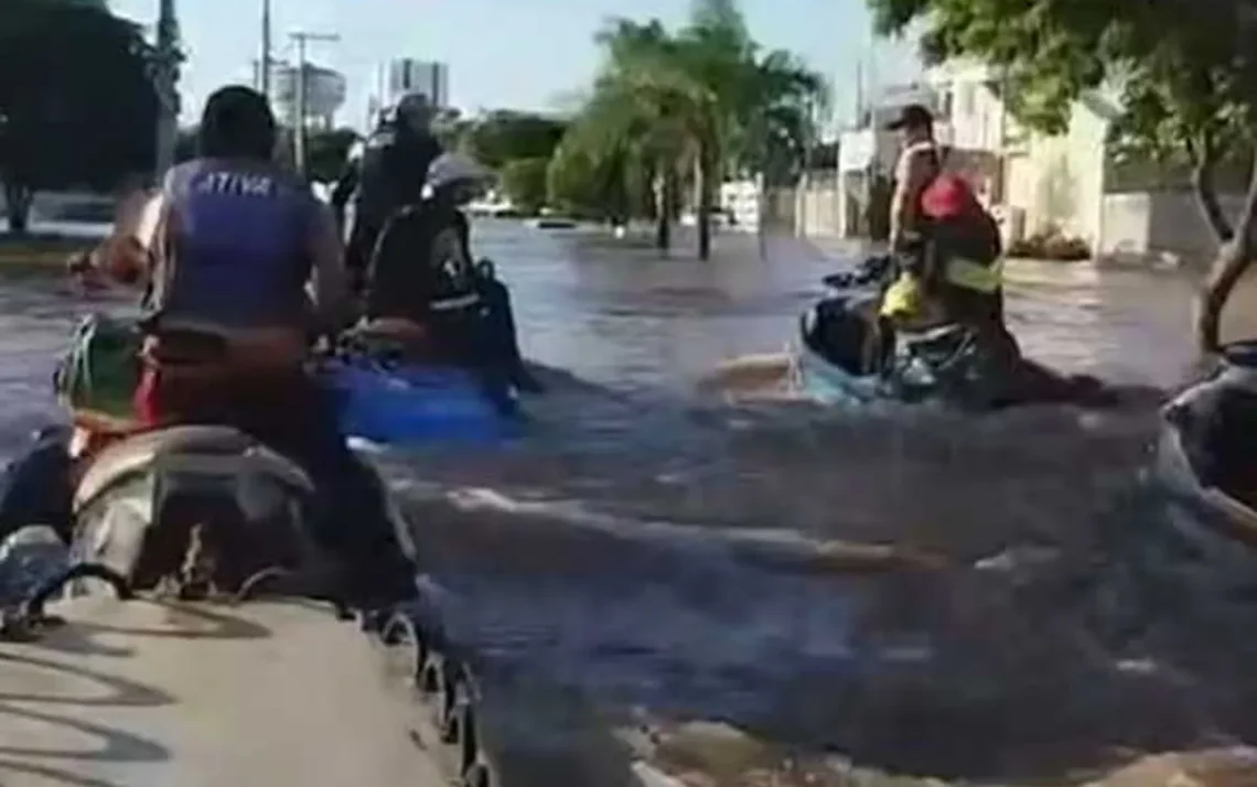 assistência, socorro;