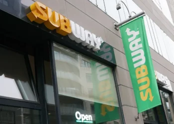 Após Starbucks, dona do Burger King diz que avalia compra da Subway no Brasil   Getty Images - Todos os direitos: © CNN Brasil