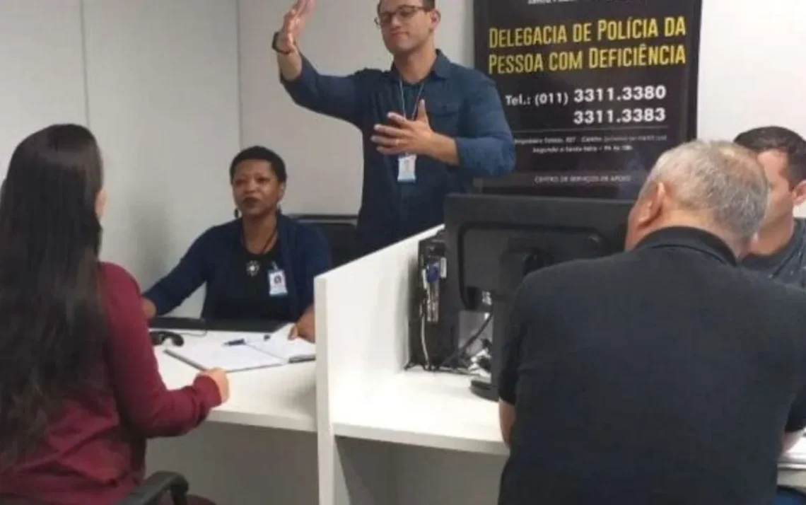 Atendimento em Libras na 1ª Delegacia de Polícia da Pessoa com Deficiência de São Paulo. Foto: Divulgação / SEDPcD-SP. / Estadão - Todos os direitos: @ Nos