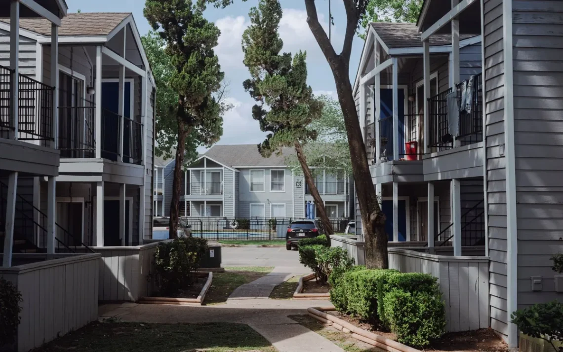 prédios de apartamentos, imóveis de aluguel, propriedades de apartamentos, prédios de locação, multifamiliares.