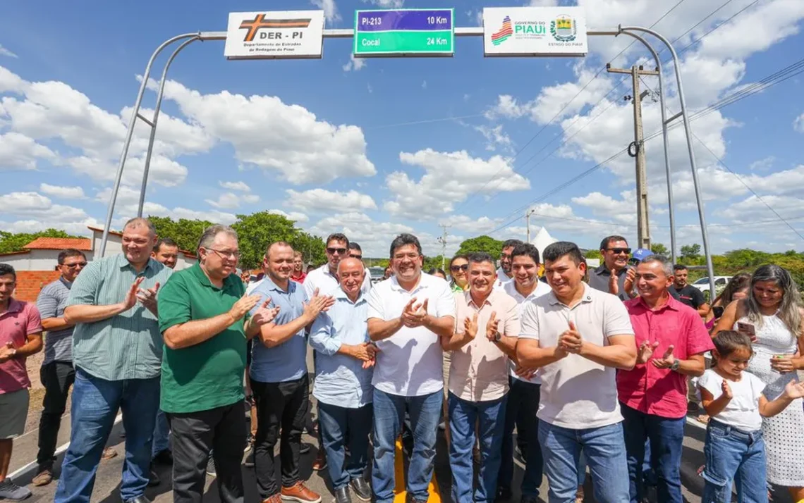 Em Cocal dos Alves, governador inaugura recuperação de rodovia e visita melhor escola pública do Piauí Reprodução Encontro com estudantes e professores Reprodução - Todos os direitos: © A10 Mais