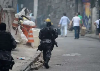 Repressão às drogas usa recursos que poderiam ser aplicados na educação e suspende aulas quando acontecem operações nas periferias. Foto: Fernando Frazão/AB A maioria das informações foi obtida por meio da Lei de Acesso à Informação. Resultados compõe o quadro de gastos. Foto: Reprodução Quantidade de escolas que poderiam ser construídas com valor gasto no combate às drogas consideradas ilícitas. Foto: Reprodução - Todos os direitos: @ Terra