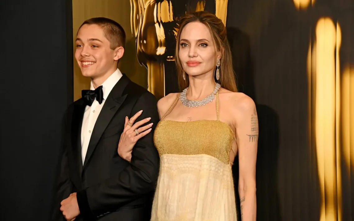 Knox Joeli-Pitt e Angelina Jolie em tapete vermelho — Foto: Jon Kopaloff/Getty Images - Todos os direitos: © HIT Site