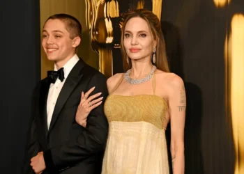 Knox Joeli-Pitt e Angelina Jolie em tapete vermelho — Foto: Jon Kopaloff/Getty Images - Todos os direitos: © HIT Site