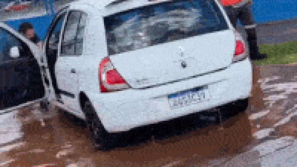 Brazil Kwid Sinks in Pothole, Floods, Ruining Driver's Day
