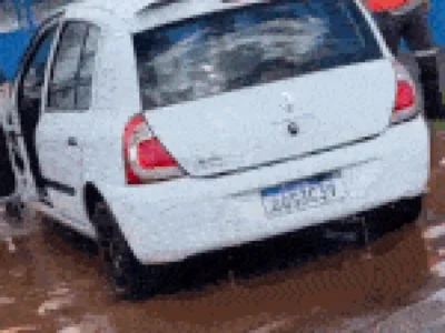 Brazil Kwid Sinks in Pothole, Floods, Ruining Driver's Day